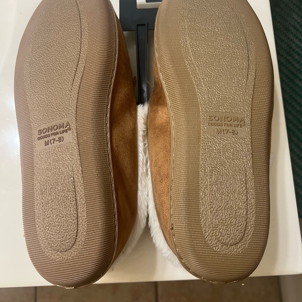 NWT Sonoma chestnut and White Fuzzy suede Slippers size M (7-8) - Picture 3 of 3